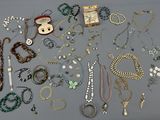 plusieurs types de colliers et de bracelets différents disposés sur une table