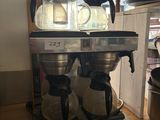 une cafetière posée sur un plan de travail