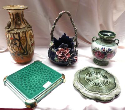 de nombreux vases et autres objets disposés sur une table