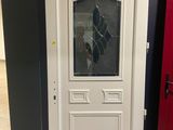 la porte d'entrée d'une maison avec une porte rouge et une porte blanche