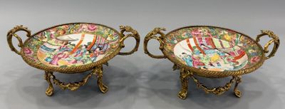 paire de plats chinois de la famille sur des socles