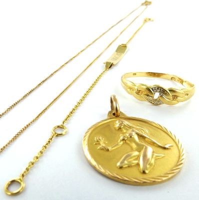 un collier, une bague et un bracelet plaqués or posés sur un fond blanc