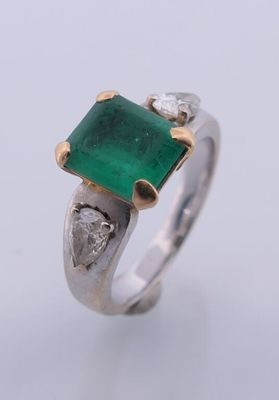 Bague en or jaune 750 ornée d'une émeraude épaulée de 2 diam… - Photo 1