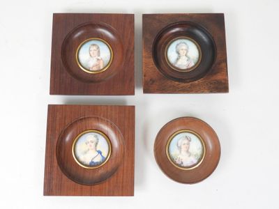trois plaques en bois sur lesquelles figurent des portraits miniatures de personnes