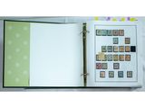la photo d'un livre avec des timbres