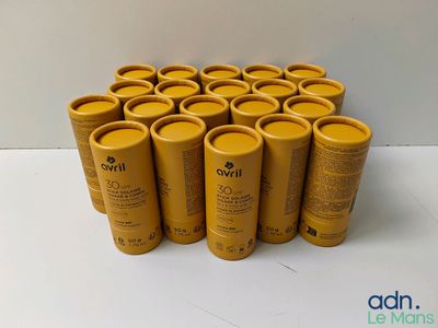 Plusieurs gobelets jaunes vides sont alignés sur une surface blanche
