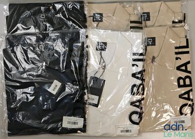 trois paires de t-shirts pour homme dans des sacs en plastique posés sur une table