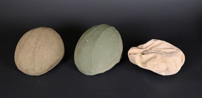 Deux casques Guenaud d'entraînement aux troupes aéroportées,…