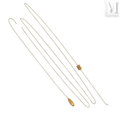 un lot de trois colliers en or avec une longue chaîne, sur fond blanc
