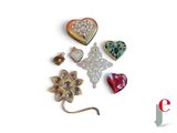 de nombreux types de broches sur un fond blanc
