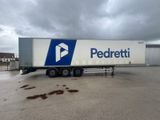un camion semi-remorque garé dans un parking