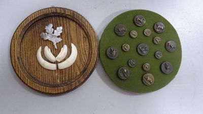 une petite boîte en bois ornée de boutons et d'une feuille