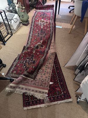 un grand tapis posé à même le sol dans une pièce
