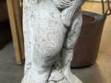 une statue représentant un singe assis sur un rocher