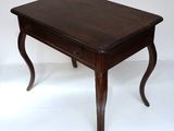 une vieille table en bois surmontée d'un tiroir