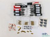 un gros plan sur un ensemble de composants électriques posés sur une table