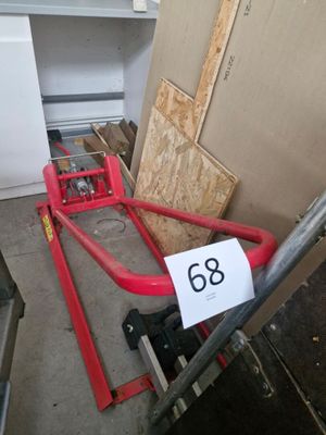 un chariot rouge portant le numéro 66, dans un garage