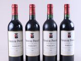 trois bouteilles de vin sont alignées sur une surface blanche