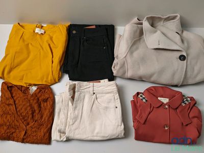 de nombreux types de vêtements différents disposés sur une table