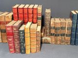 plusieurs vieux livres empilés sur une table