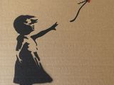 un tableau représentant une petite fille tenant un ballon rouge en forme de cœur