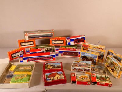 tout un tas de petits jouets posés sur une table