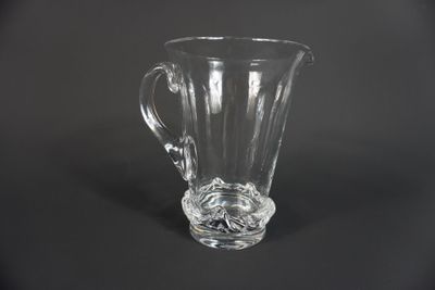 un pichet en verre transparent sur fond noir