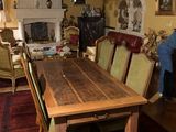 une salle à manger avec une table et des chaises et un lustre