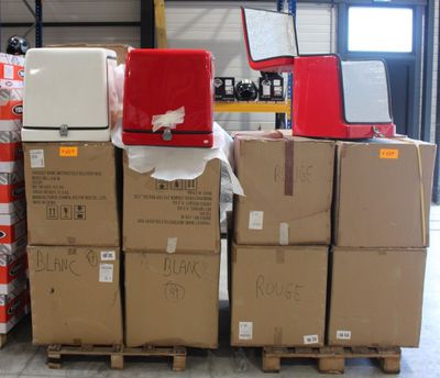 de nombreux cartons empilés les uns sur les autres dans un entrepôt