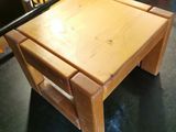 une petite table en bois posée sur le plan de travail de la cuisine