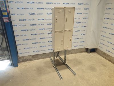 une photo d'une armoire métallique dans une pièce