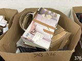une boîte en carton remplie de boîtes contenant chacune un livre