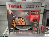 deux boîtes de grills Tefal exposées dans un magasin