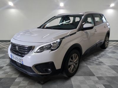 une photo d'un 4x4 blanc garé dans un garage