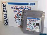 une photo d'une Nintendo Game Boy à côté d'une boîte de jeux