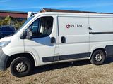 une camionnette blanche garée dans un parking