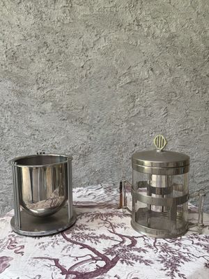 une théière en argent et une bouilloire en argent posées sur une table