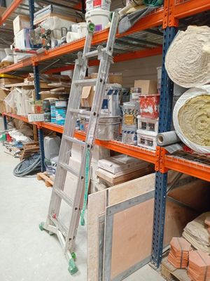 une échelle appuyée contre un mur dans un entrepôt