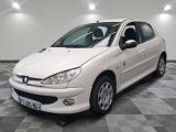 la photo d'une voiture blanche garée dans un garage