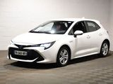 La Toyota Corolla blanche est garée dans une pièce blanche.