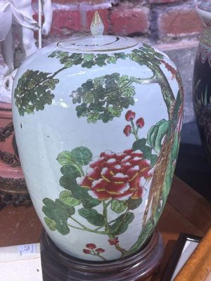 CHINE Pot couvert ovoïde en porcelaine émaillée polychrome à…