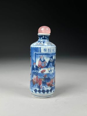 une petite bouteille bleue et blanche avec une image dessus