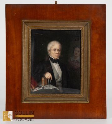 portrait d'un homme en smoking, assis à une table, tenant un livre