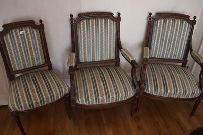trois chaises anciennes avec un revêtement à rayures, revêtues, revêtues, revêtues, revêtues, revêtues, revêtues, revêtues, revêtues, revêtues