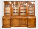 un grand vaisselier en bois avec des portes vitrées et des tiroirs