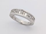 gros plan d'une bague en diamant sur fond blanc