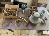 une table sur laquelle se trouvent de nombreux objets