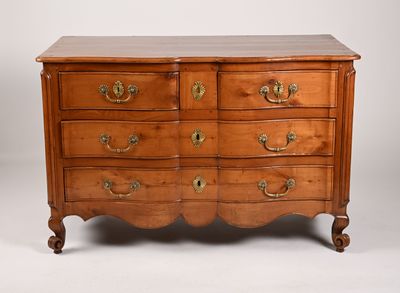 une commode en bois munie de poignées en laiton