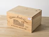 une boîte en bois sur laquelle est apposée une étiquette de vin
