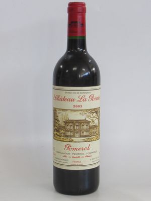 une bouteille de vin posée sur une table